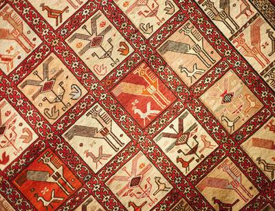 czerwony dywan perski z symetrycznymi motywami ptaków